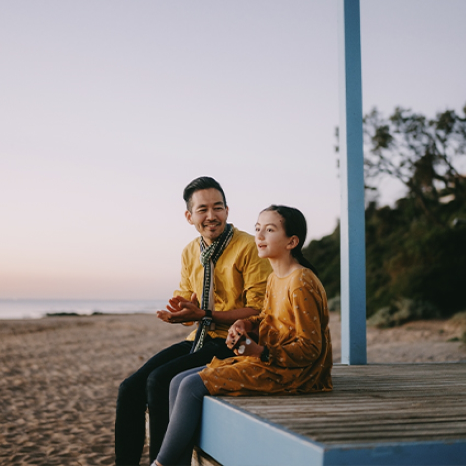 une père et son fils au bord de la mer