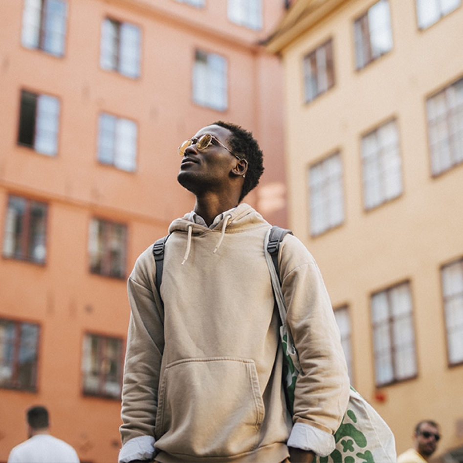 un homme en vacances à l'étranger