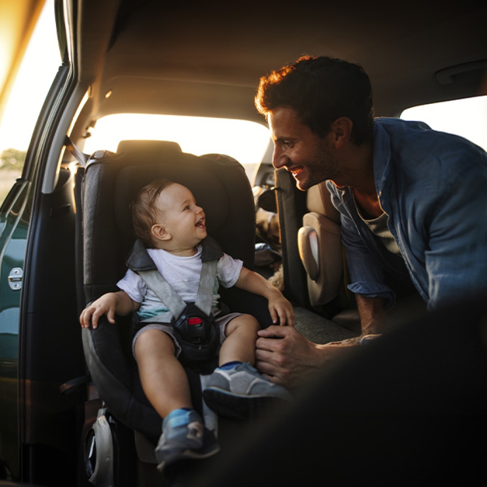 un père et son fils dans une voiture
