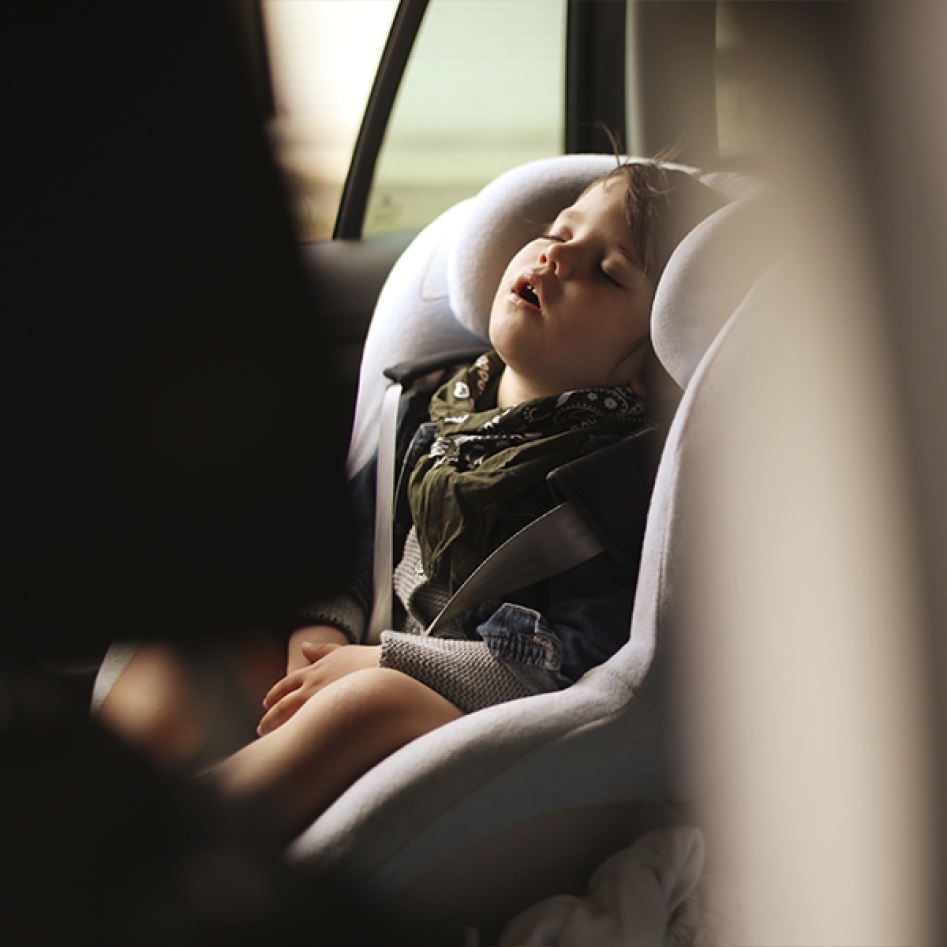 un jeune garçon dans un siège auto