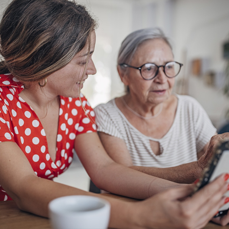 une grand-mère et sa petite fille qui discutent
