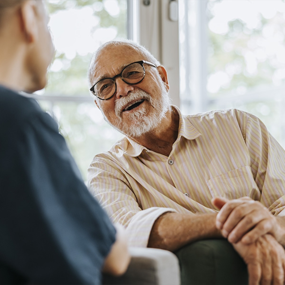un homme âgé et une aide soignante