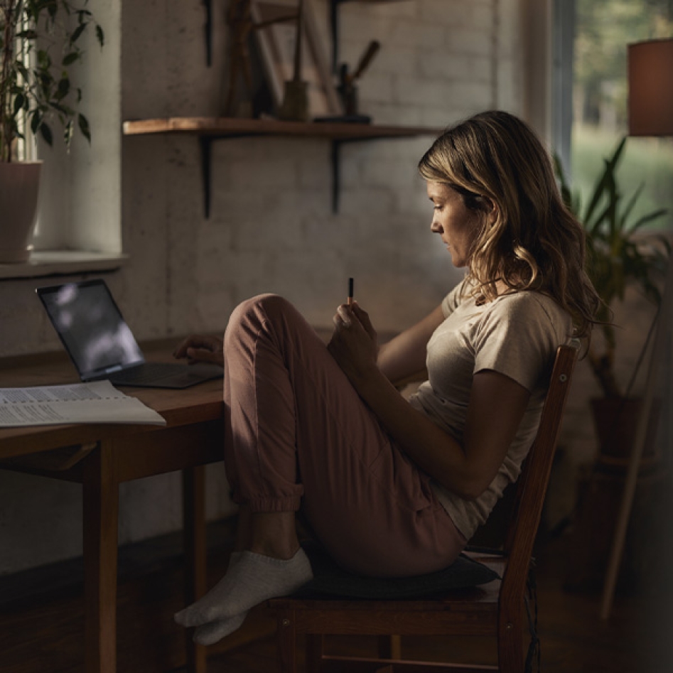 une jeune femme dans son salon