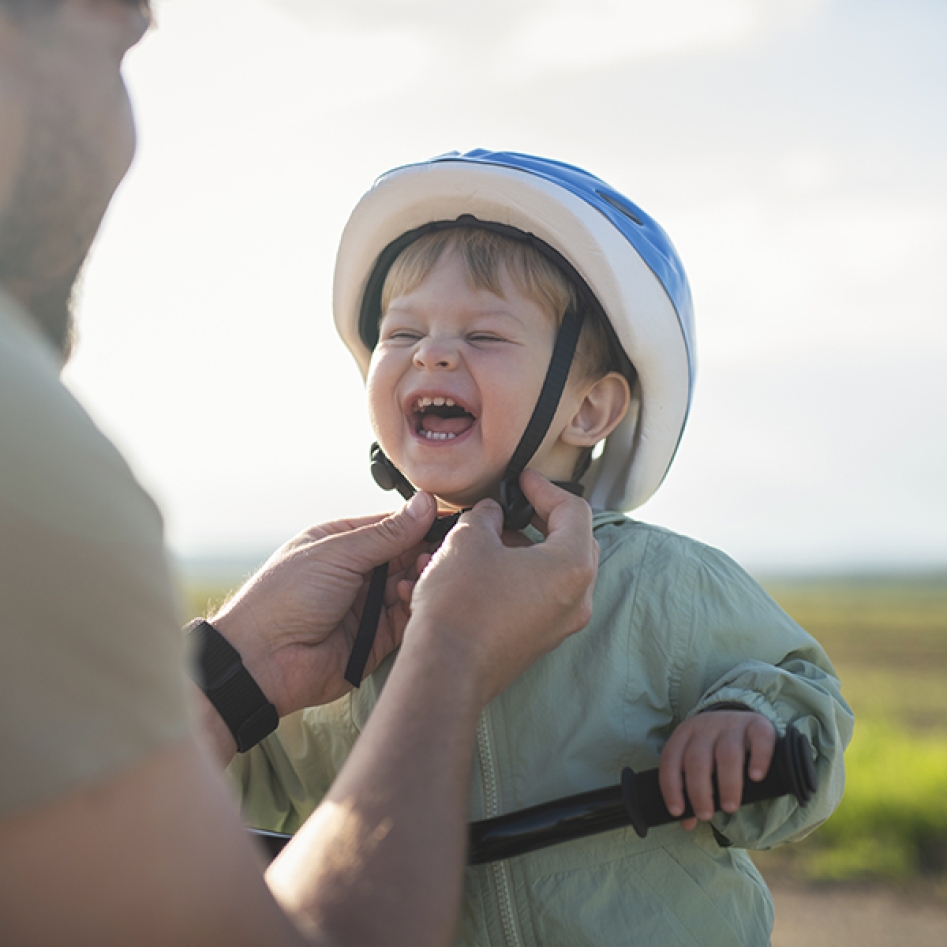 un petit garçon qui fait du vélo