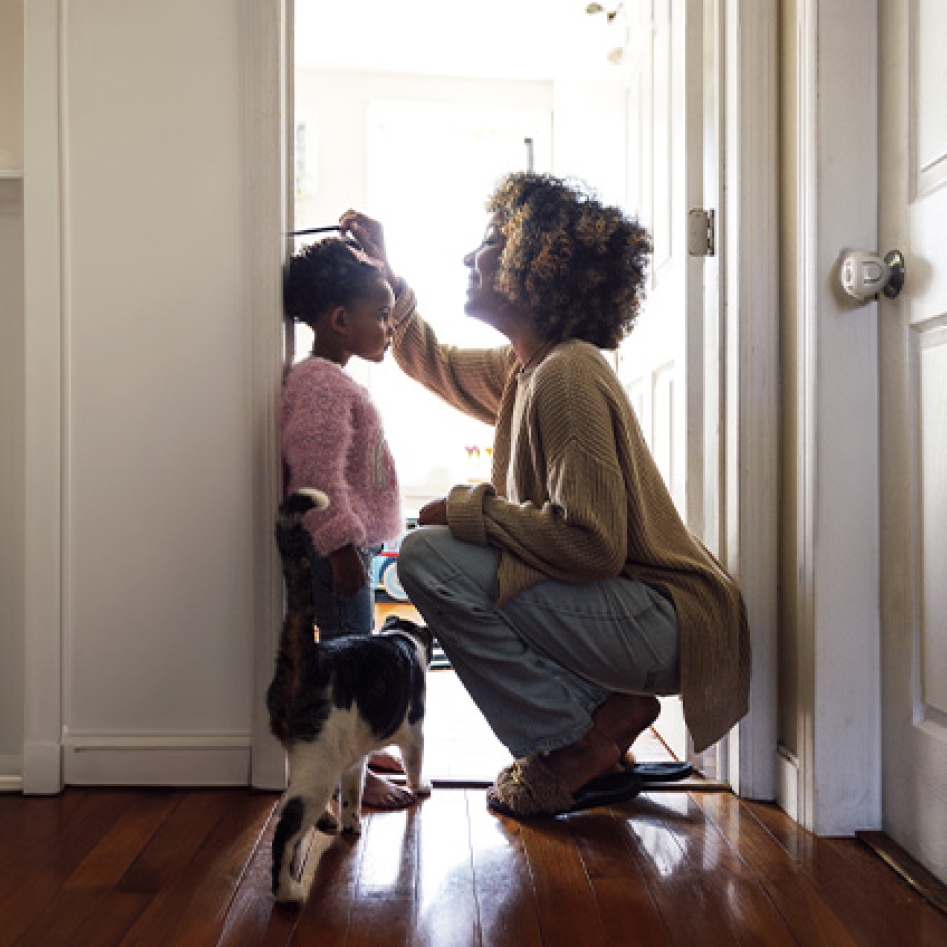 Une mère et sa fille dans une maison avec un chat