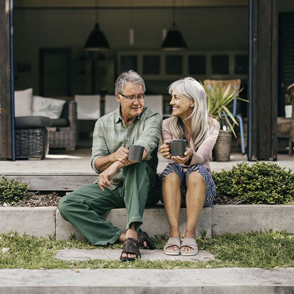 un couple de seniors dans leur maison secondaire