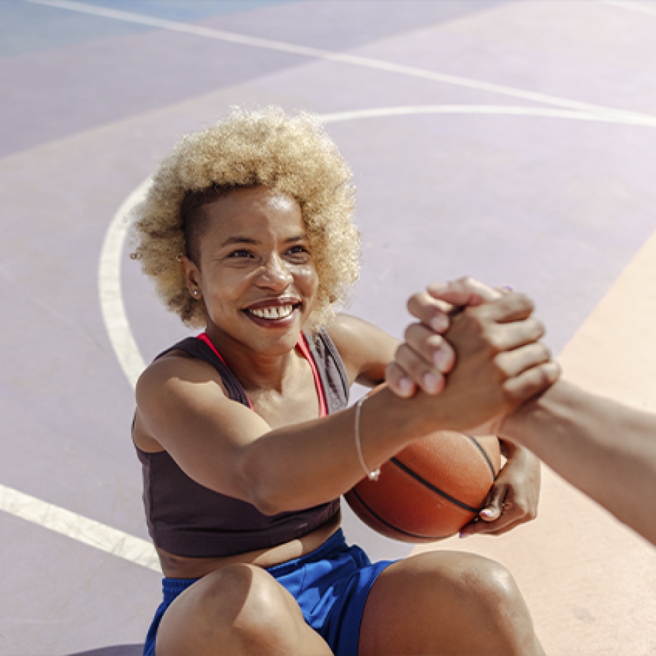 Une femme qui joue au basket