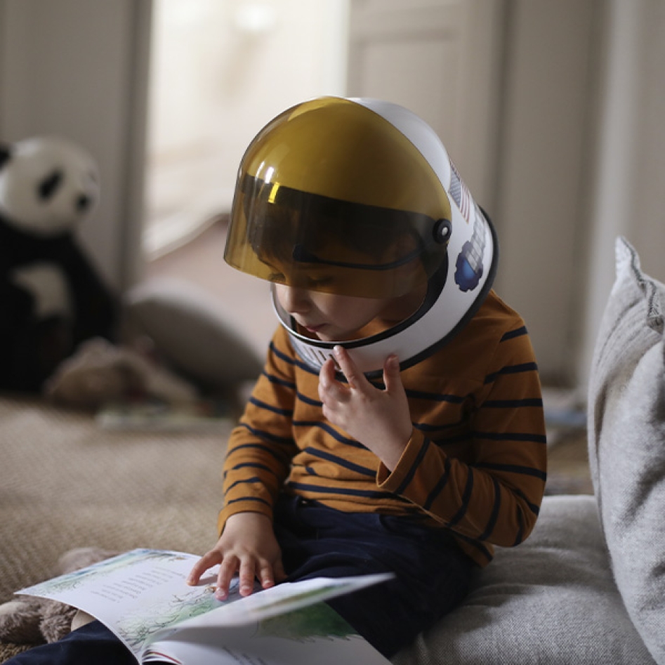 Un enfant qui porte un casque de cosmonaute 