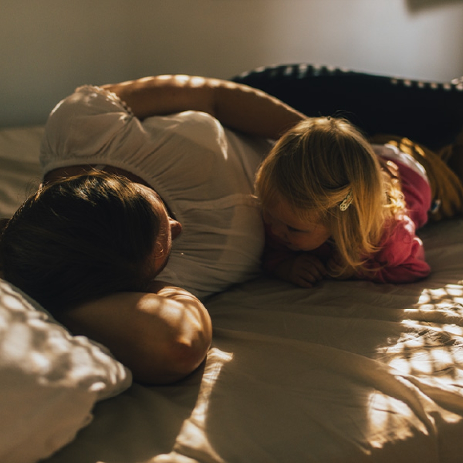 Une mère et sa fille sur un lit