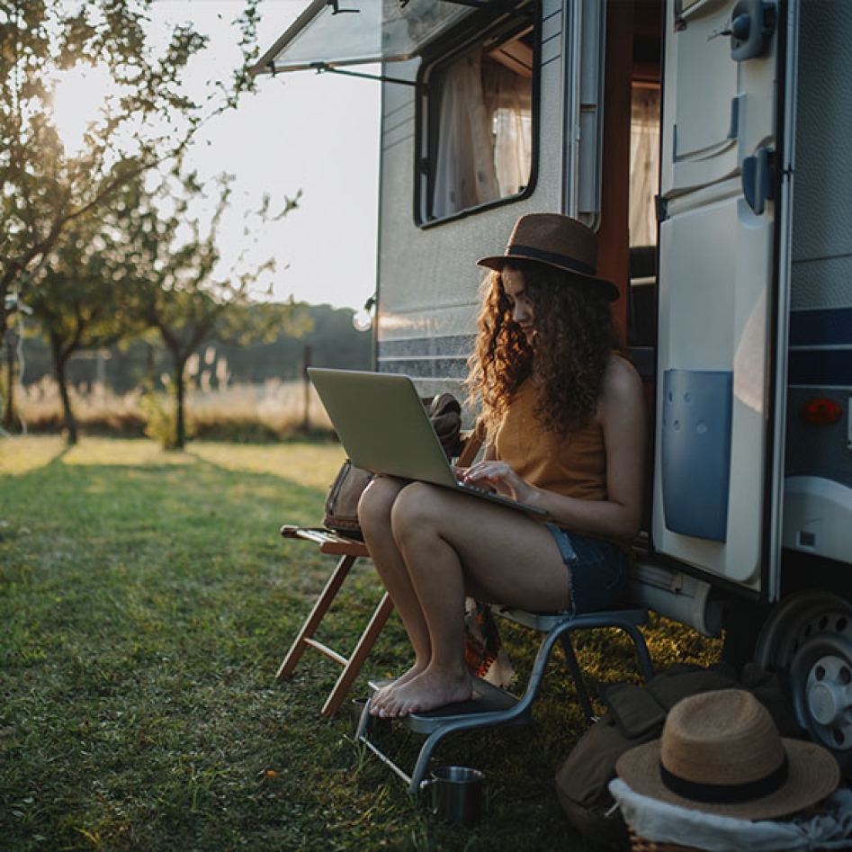 une jeune fille devant sa remorque