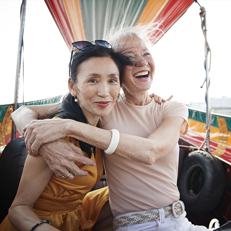 deux amies seniors sur un bateau