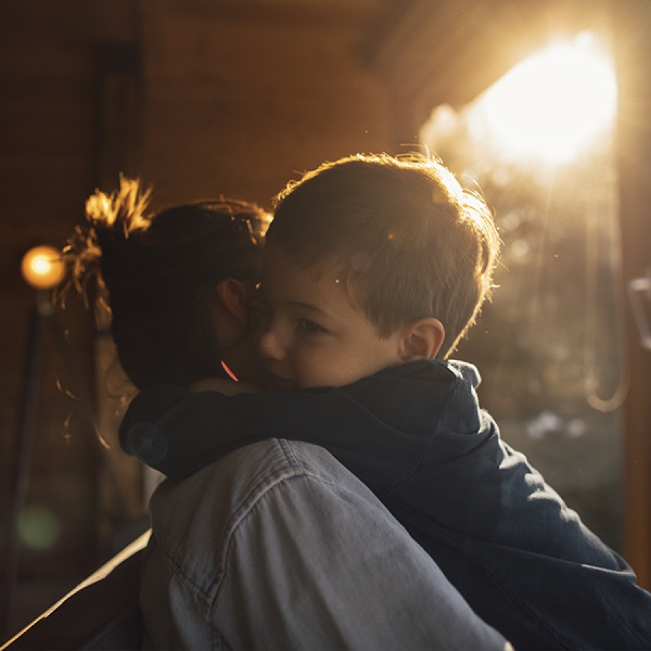 une mère et son fils qui se font un calin