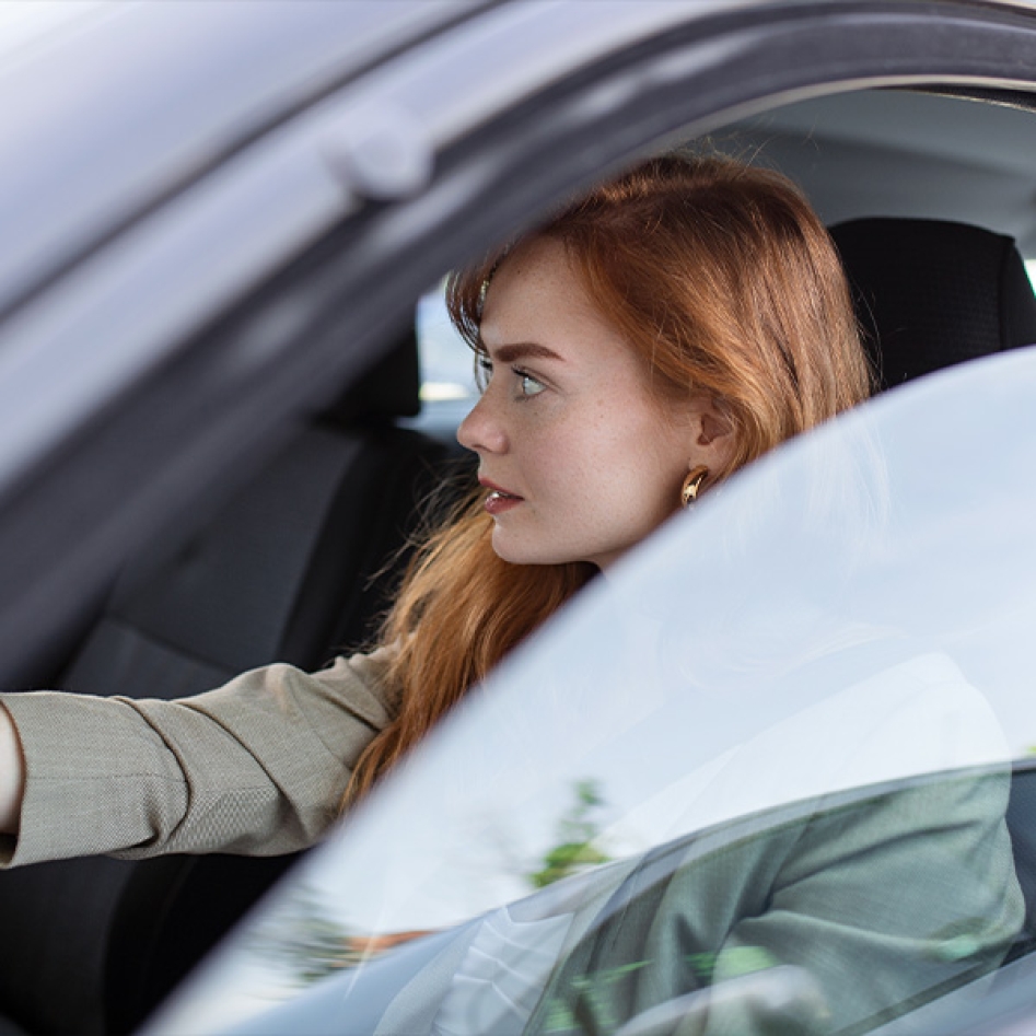 une femme dans sa voiture