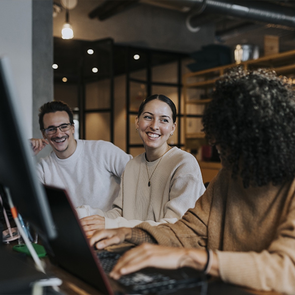 des collègues qui discutent