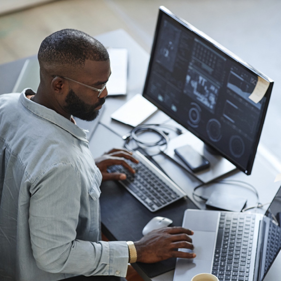 un homme devant un écran d'ordinateur
