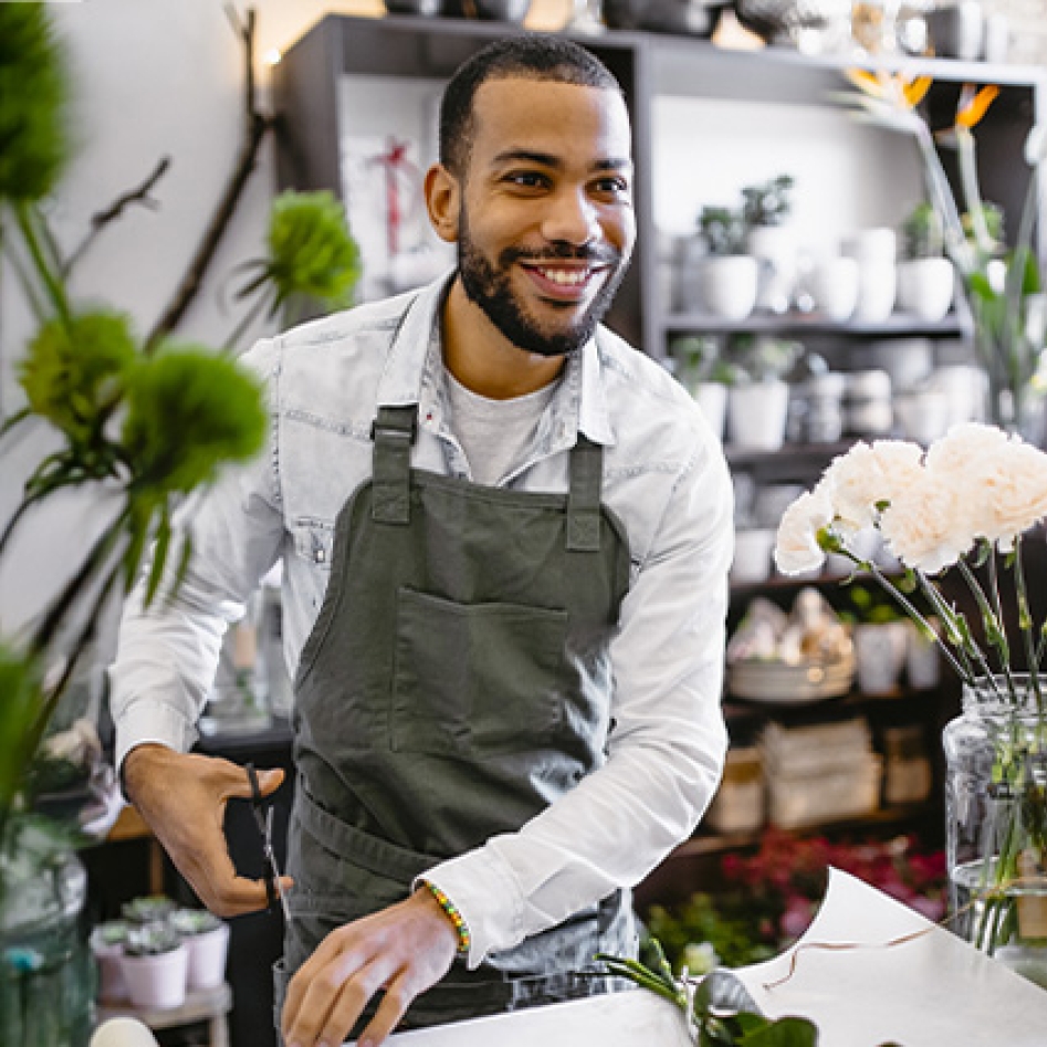 un fleuriste dans son commerce