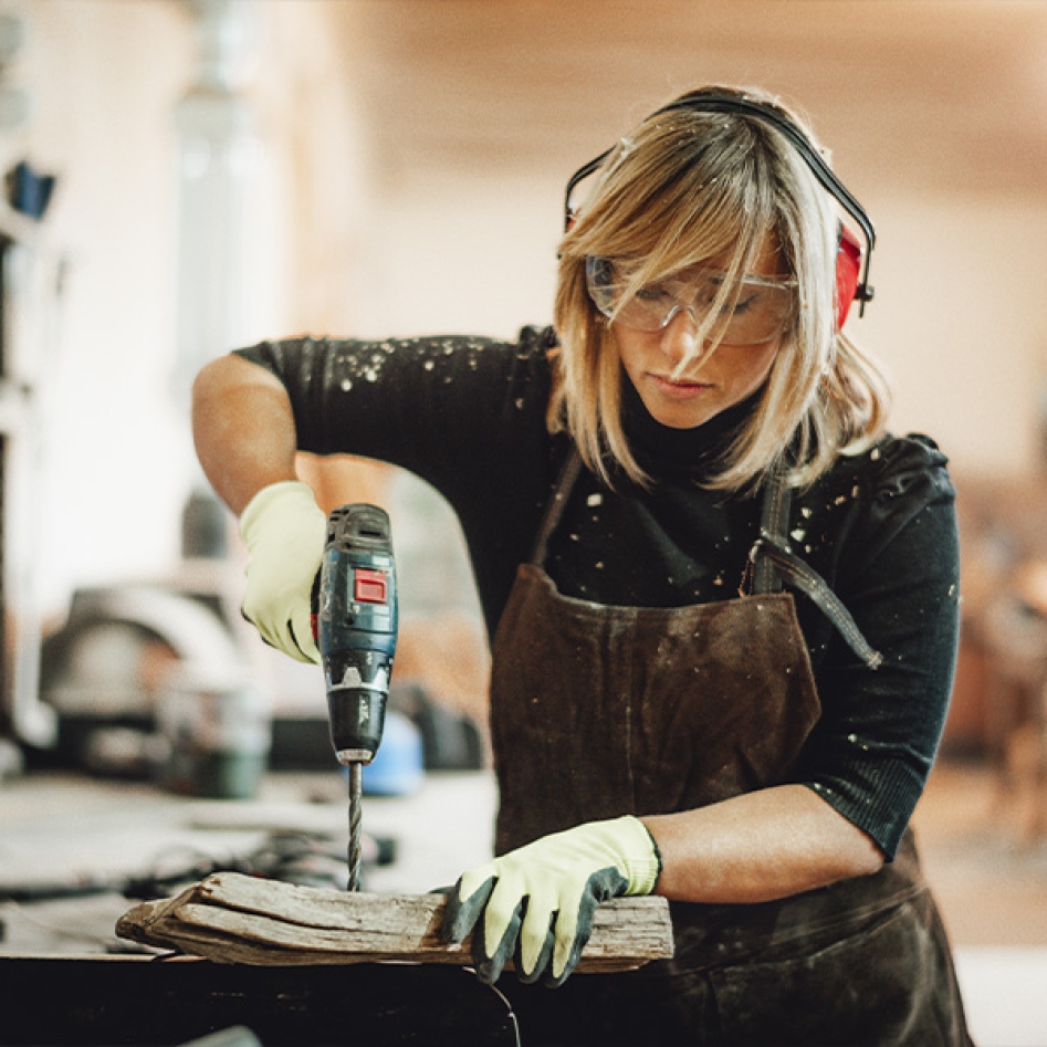une femme dans un atelier en train de travailler