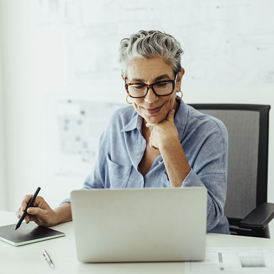 Une femme qui regarde son ordinateur