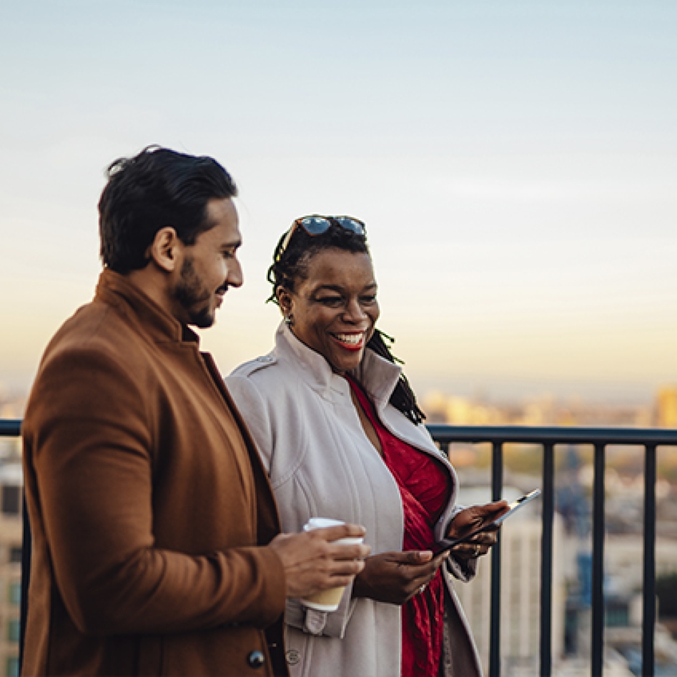 deux personnes qui discutent en marchant