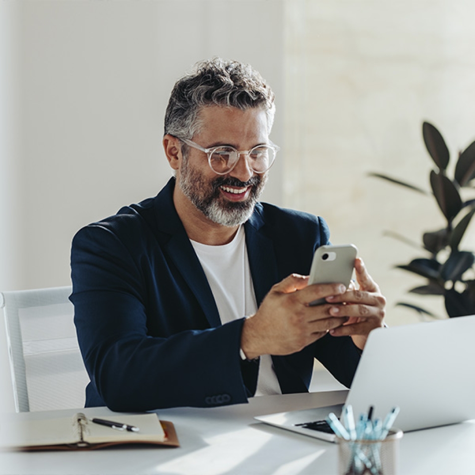 un homme qui regarde son téléphone