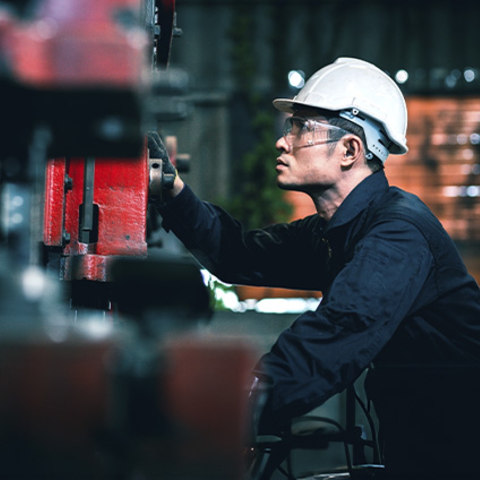 un homme dans un atelier de construction