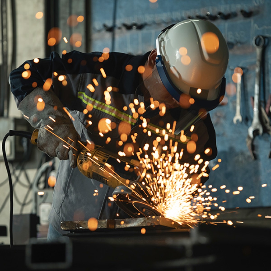 un ouvrier en train de travailler