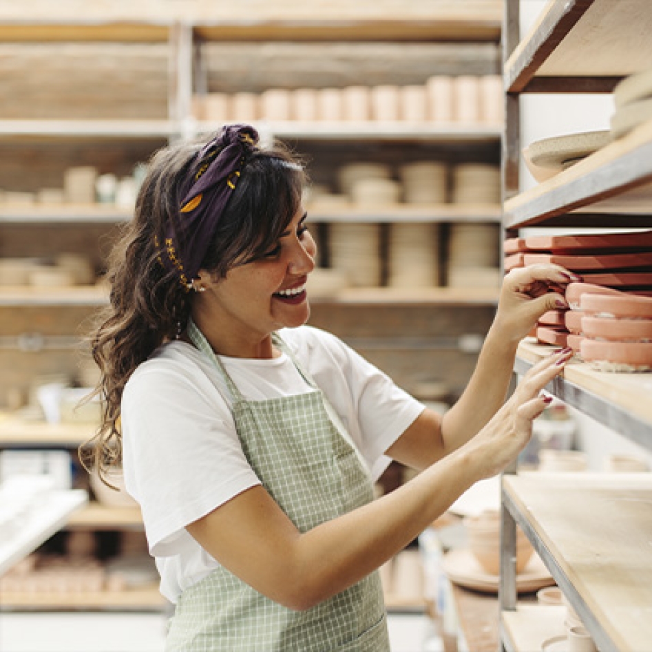 Une femme dans son atelier de poterie