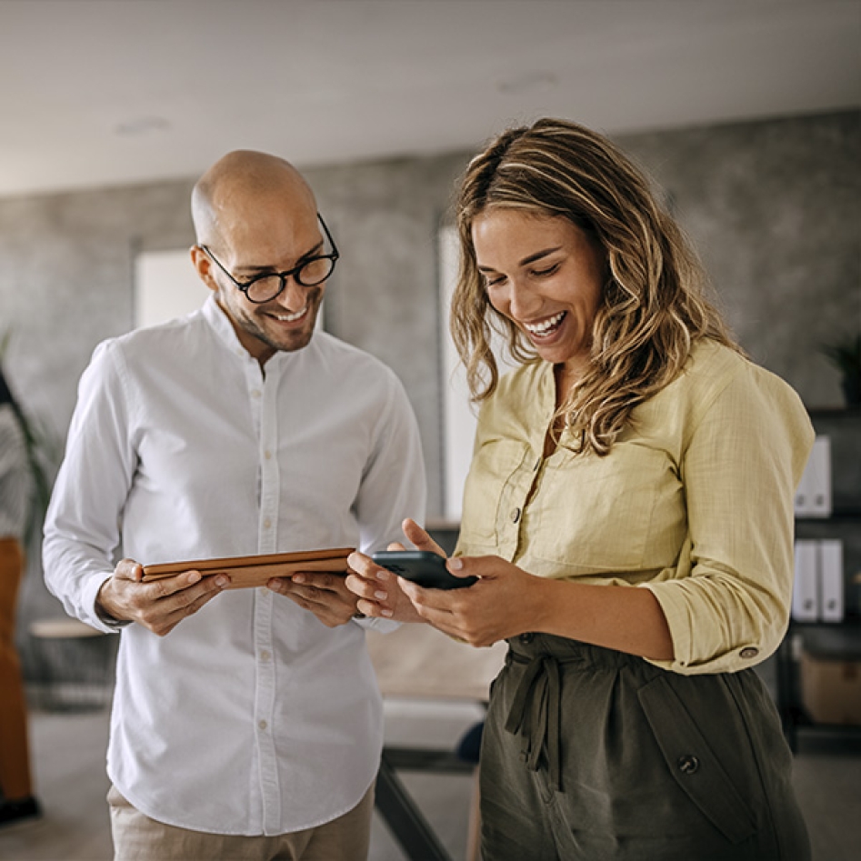 deux collègues sourient