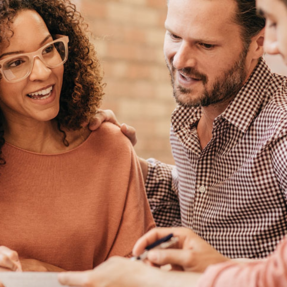 Des personnes qui discutent autour d'une table