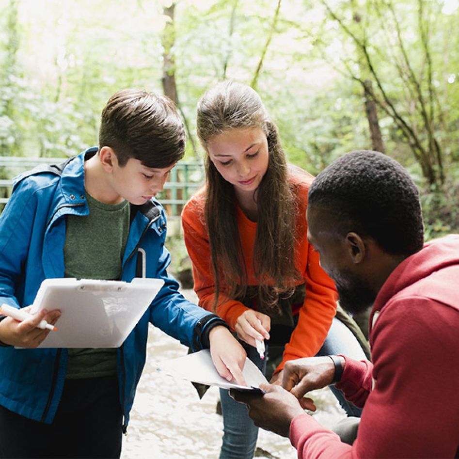 un groupe d'enfant en activité extrascolaire