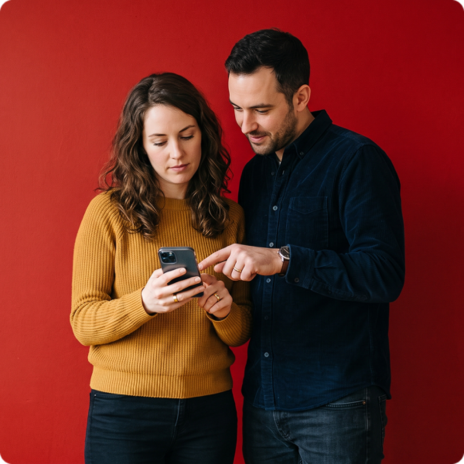 1 femme et 1 homme qui regarde un smartphone